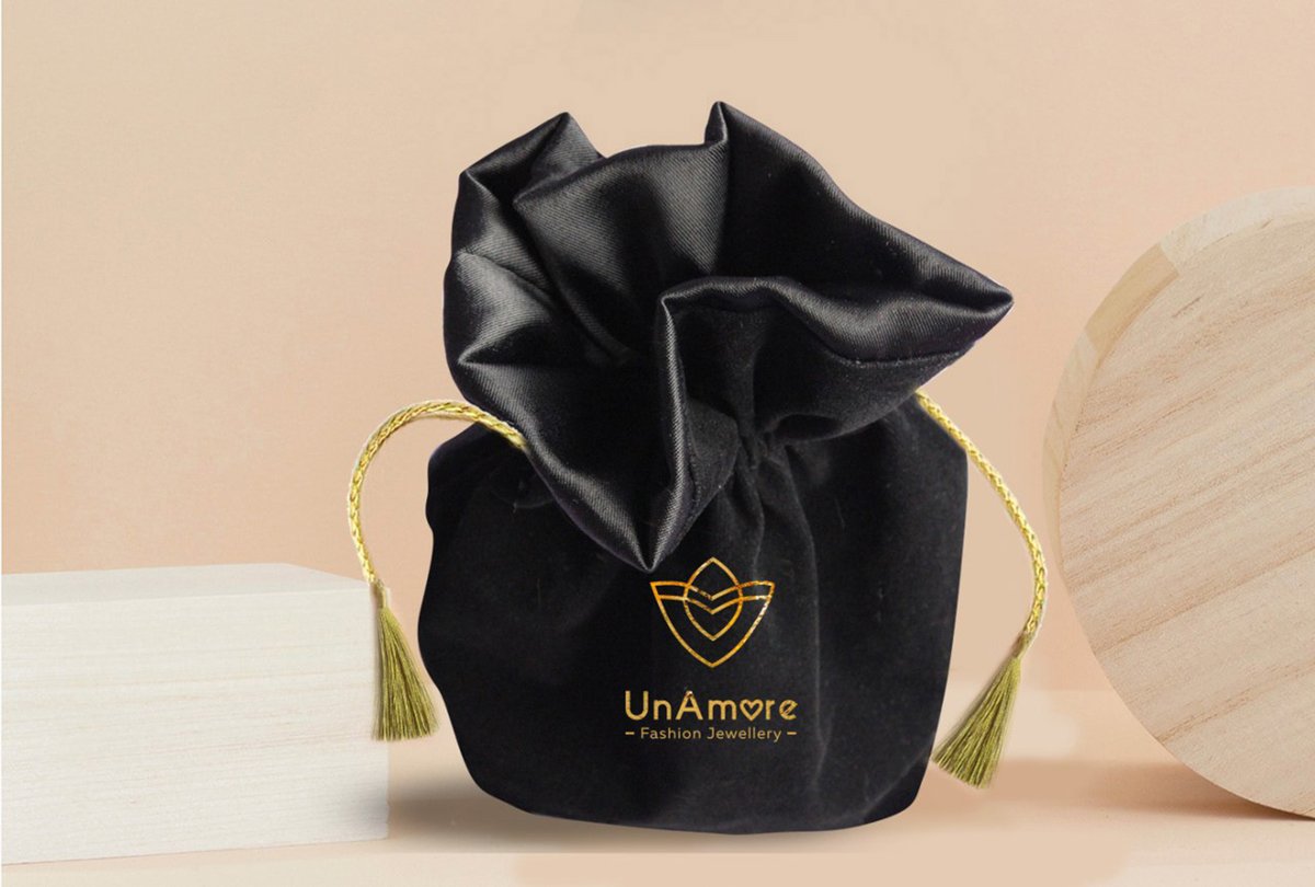 時尚珠寶首飾UNAMORE品牌設(shè)計和強化品牌“時尚”定位，時尚珠寶品牌設(shè)計，時尚品牌形象設(shè)計，品牌形象整合，珠寶品牌營銷，品牌戰(zhàn)略定位，品牌設(shè)計公司，品牌策劃公司，深圳品牌策劃，深圳品牌設(shè)計，左右格局